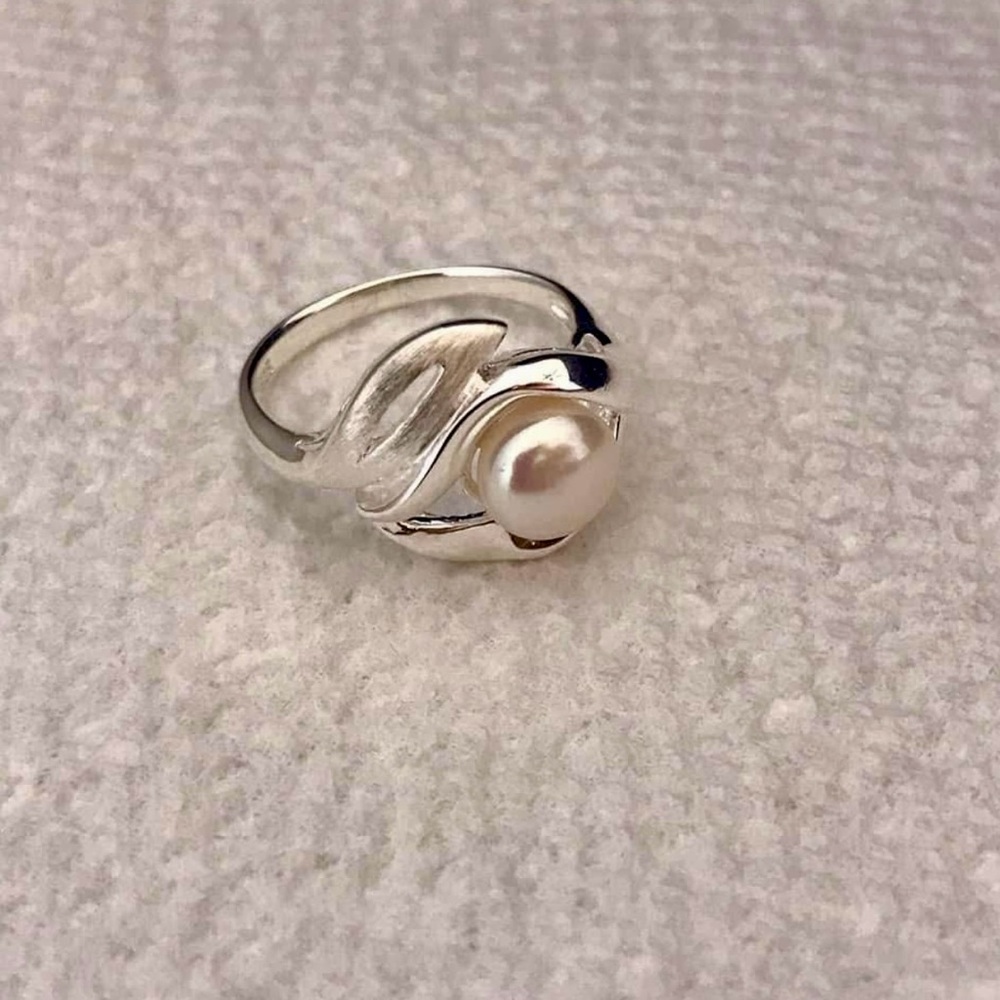Elegant .925 Sterling Silver Pearl Ring